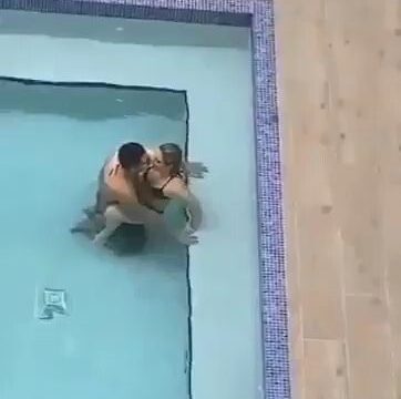 Follando en la piscina de un hotel