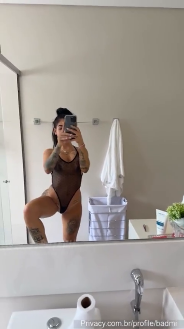 Mc Mirella caiu na net bem gostosa em vídeos se mostrando